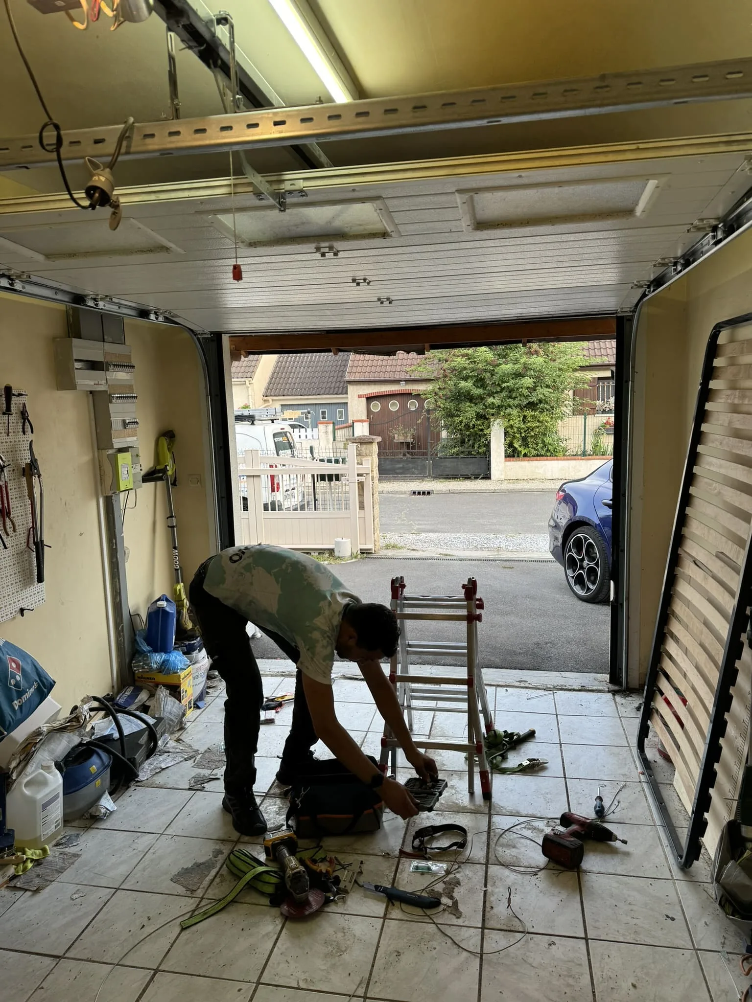 Moteur de porte de garage en cours de remplacement