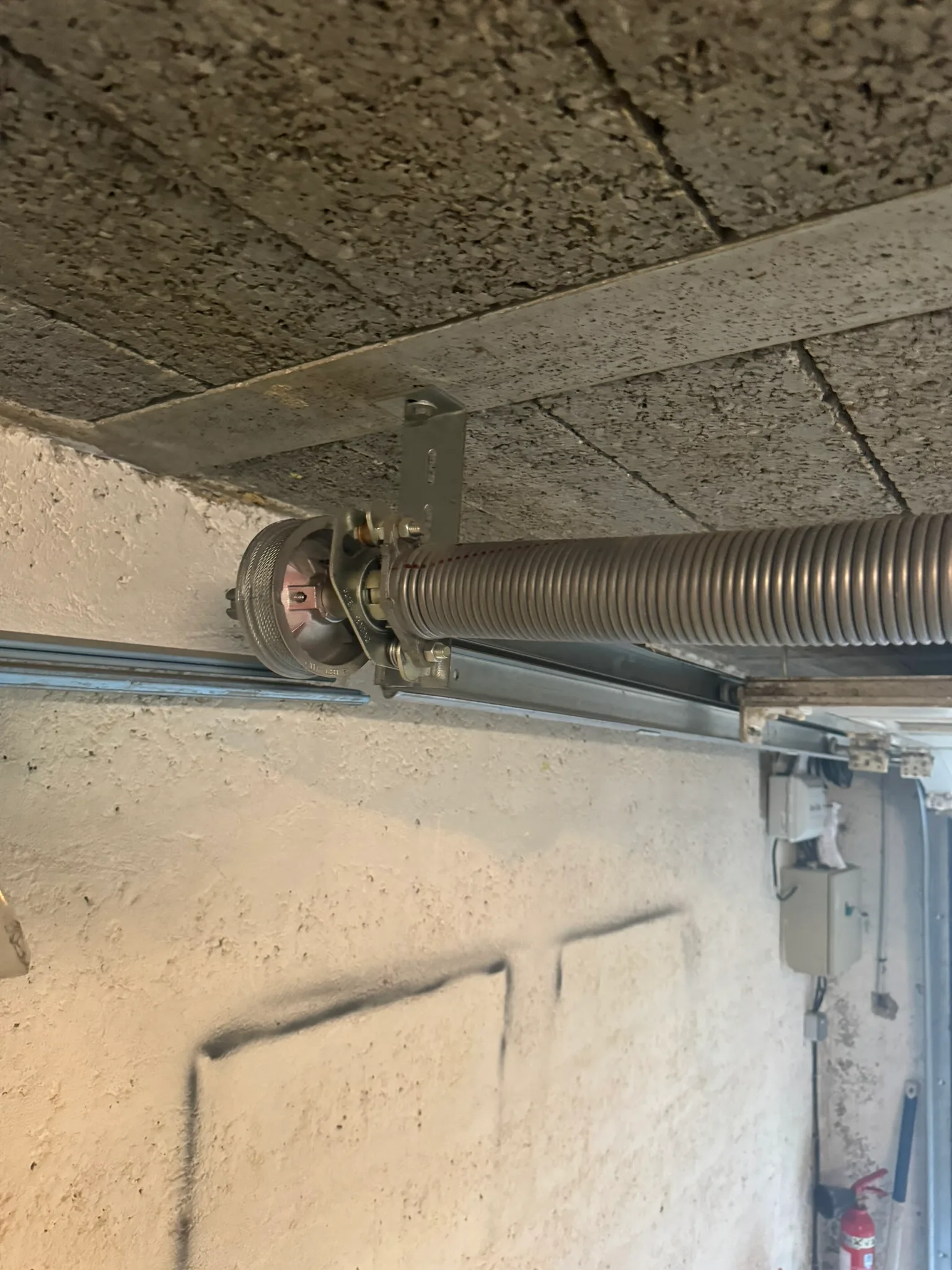 Ressort de torsion d’une porte sectionnelle au-dessus du linteau
