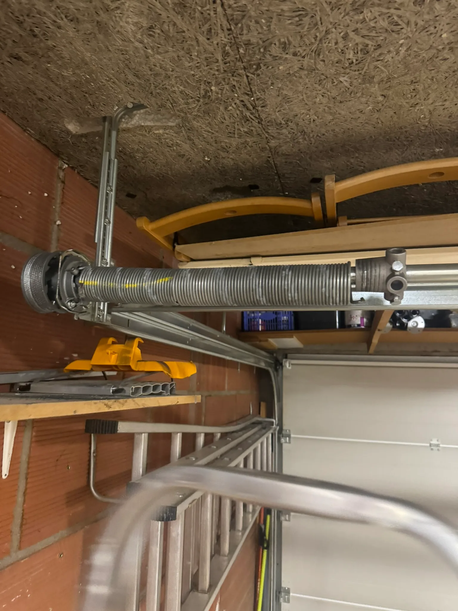 Ressort de torsion cassé sur une porte sectionnelle, à remplacer